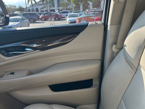 Used 2018 Cadillac Escalade Luxury RWD image 18
