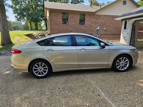 Used 2017 Ford Fusion SE image 2