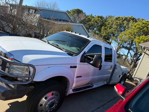 Used 2005 Ford F450 176 W.B. 4D image 2