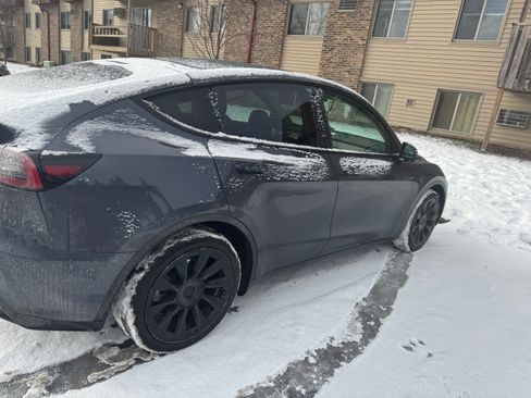 Used 2022 Tesla Model Y Long Range image 9