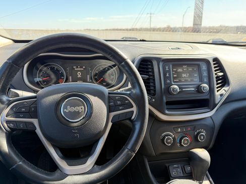 Used 2015 Jeep Cherokee Sport image 2