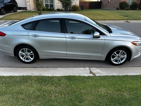 Used 2018 Ford Fusion SE FWD image 4