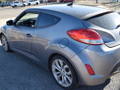 Used 2012 Hyundai Veloster w/ Style Pkg image 4