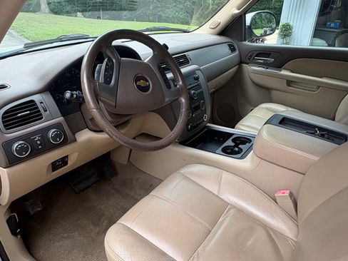 Used 2011 Chevrolet Suburban LT w/ Luxury Package AWD/4WD image 12