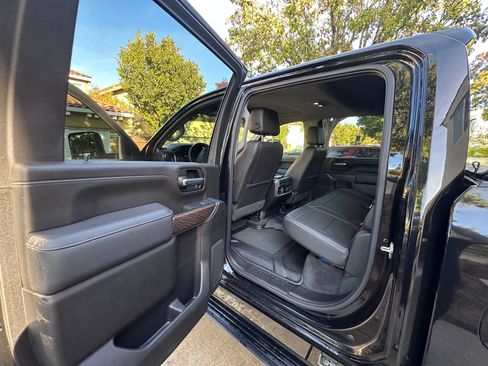 Used 2022 GMC Sierra 3500 Denali w/ Denali Black Diamond Edition image 9