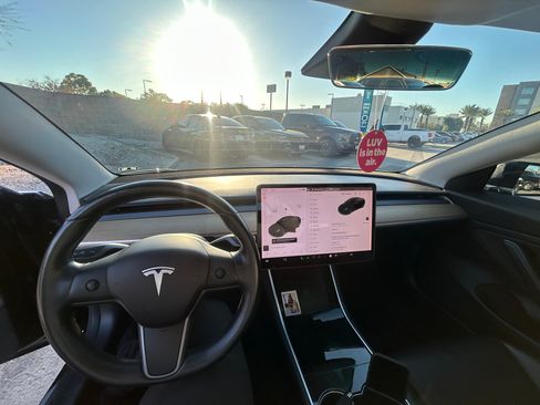 Used 2019 Tesla Model 3 Standard Range Plus image 9