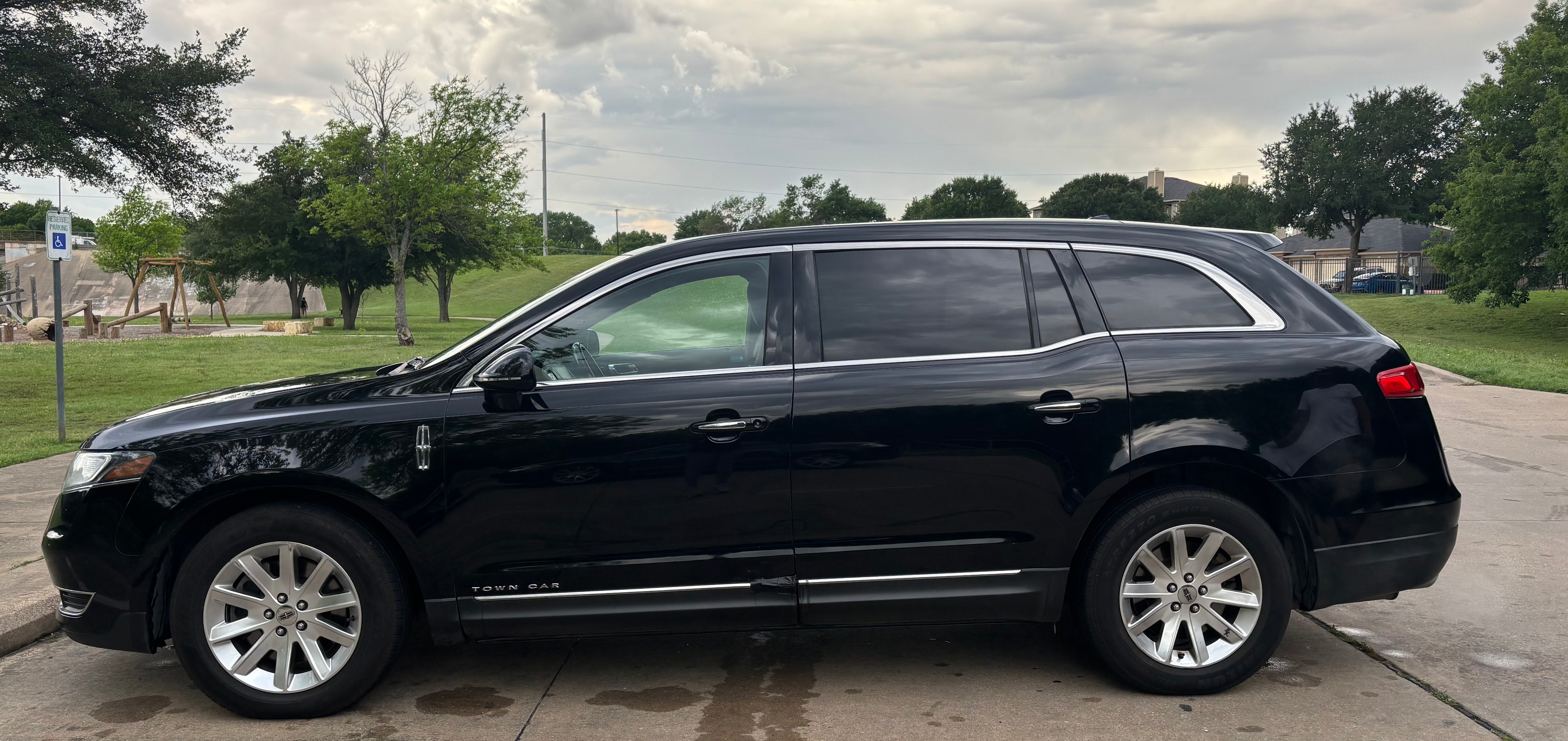 Used 2017 Lincoln MKT AWD image 2