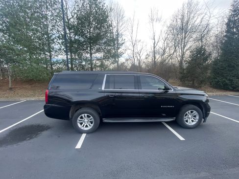 Used 2017 Chevrolet Suburban LT image 2