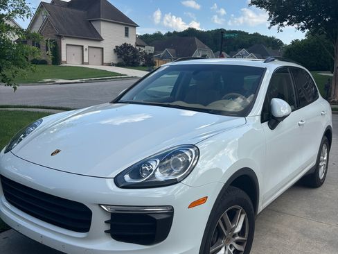 Used 2016 Porsche Cayenne AWD/4WD image 2
