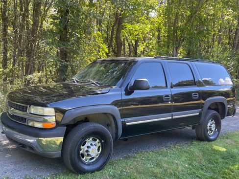 Used 2005 Chevrolet Suburban 2500 w/ Suspension Package, Autoride AWD/4WD image 1