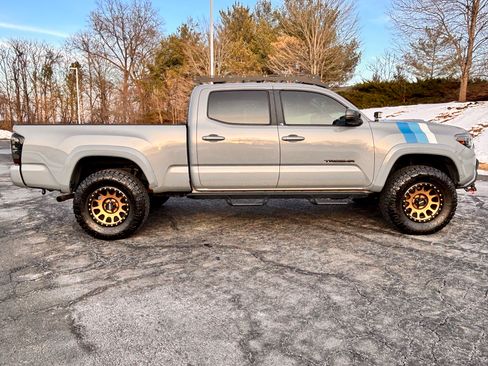 Used 2019 Toyota Tacoma TRD Sport image 1
