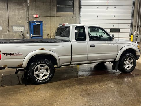Used 2001 Toyota Tacoma Limited image 9