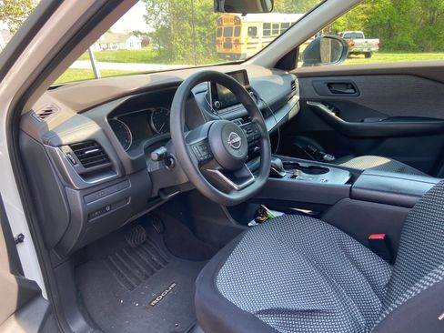 Used 2023 Nissan Rogue S image 6