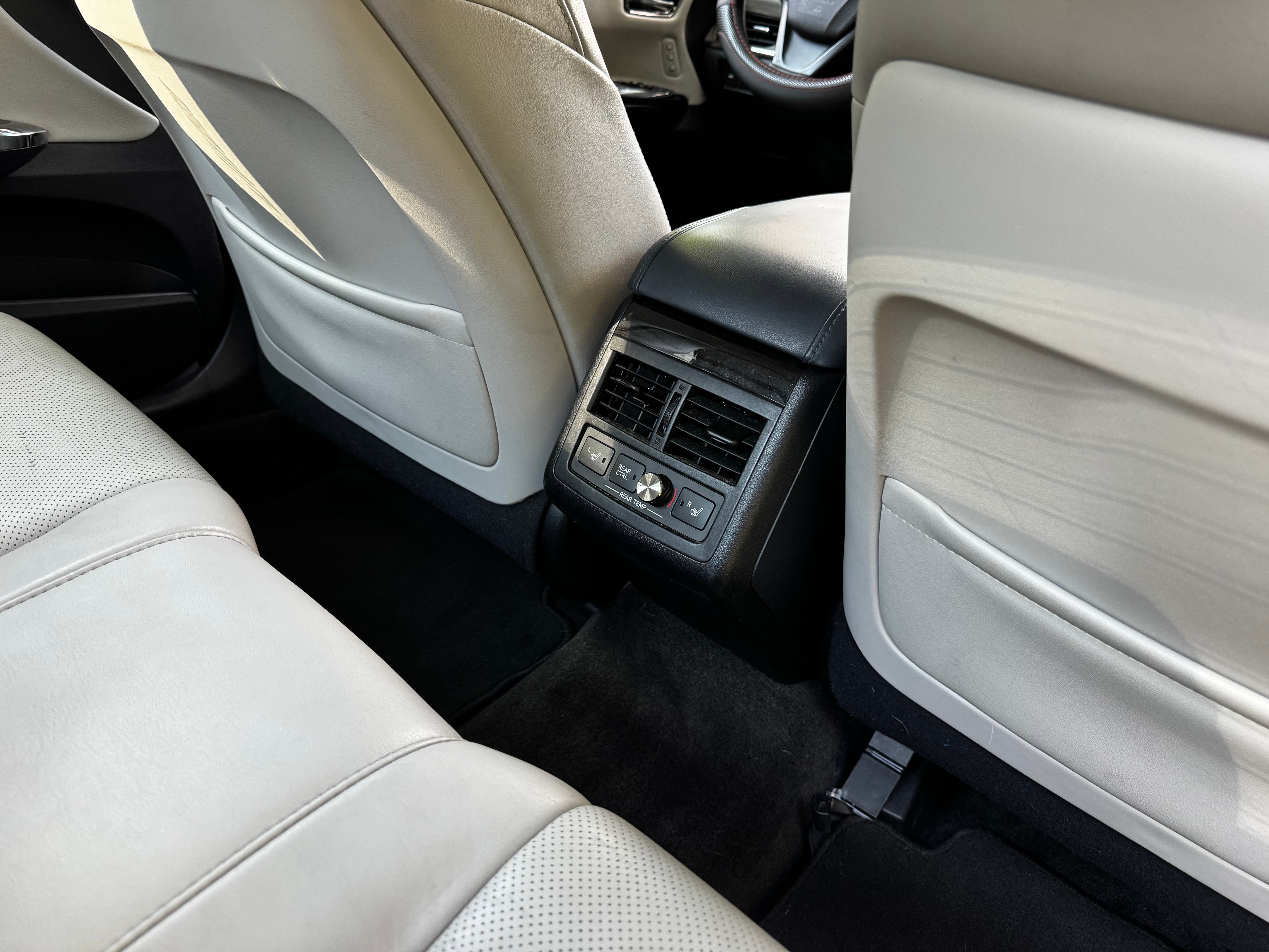 Used 2013 Toyota Avalon Limited FWD image 6