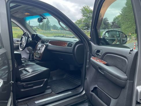 Used 2007 Chevrolet Suburban LT w/ LT Preferred Equipment Group image 12