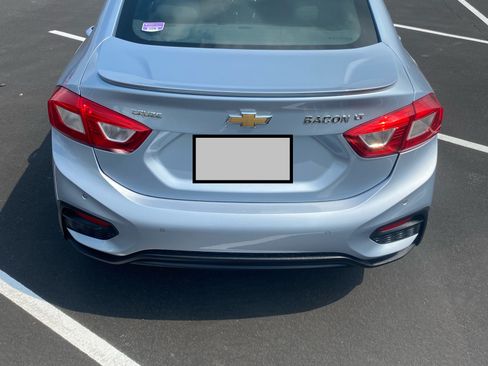 Used 2017 Chevrolet Cruze LT w/ Convenience Package image 2