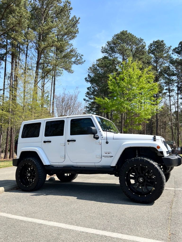 Used 2018 Jeep Wrangler Unlimited Sahara w/ Connectivity Group AWD/4WD image 2