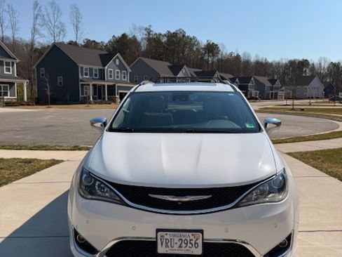 Used 2017 Chrysler Pacifica Limited w/ Advanced Safetytec Group image 2