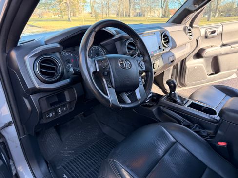 Used 2019 Toyota Tacoma TRD Off-Road image 10