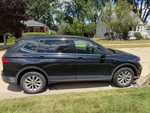 Used 2019 Volkswagen Tiguan SE w/ Panoramic Sunroof Package FWD image 4