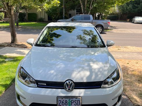 Used 2016 Volkswagen e-Golf SE w/ DC Fast Charging Package FWD image 2