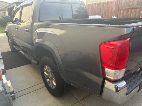 Used 2016 Toyota Tacoma SR5 w/ SR5 Appearance Package (SN) RWD image 1