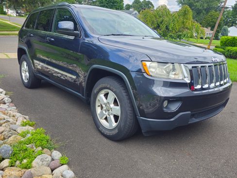 Used 2013 Jeep Grand Cherokee Laredo w/ Laredo E Group AWD/4WD image 5