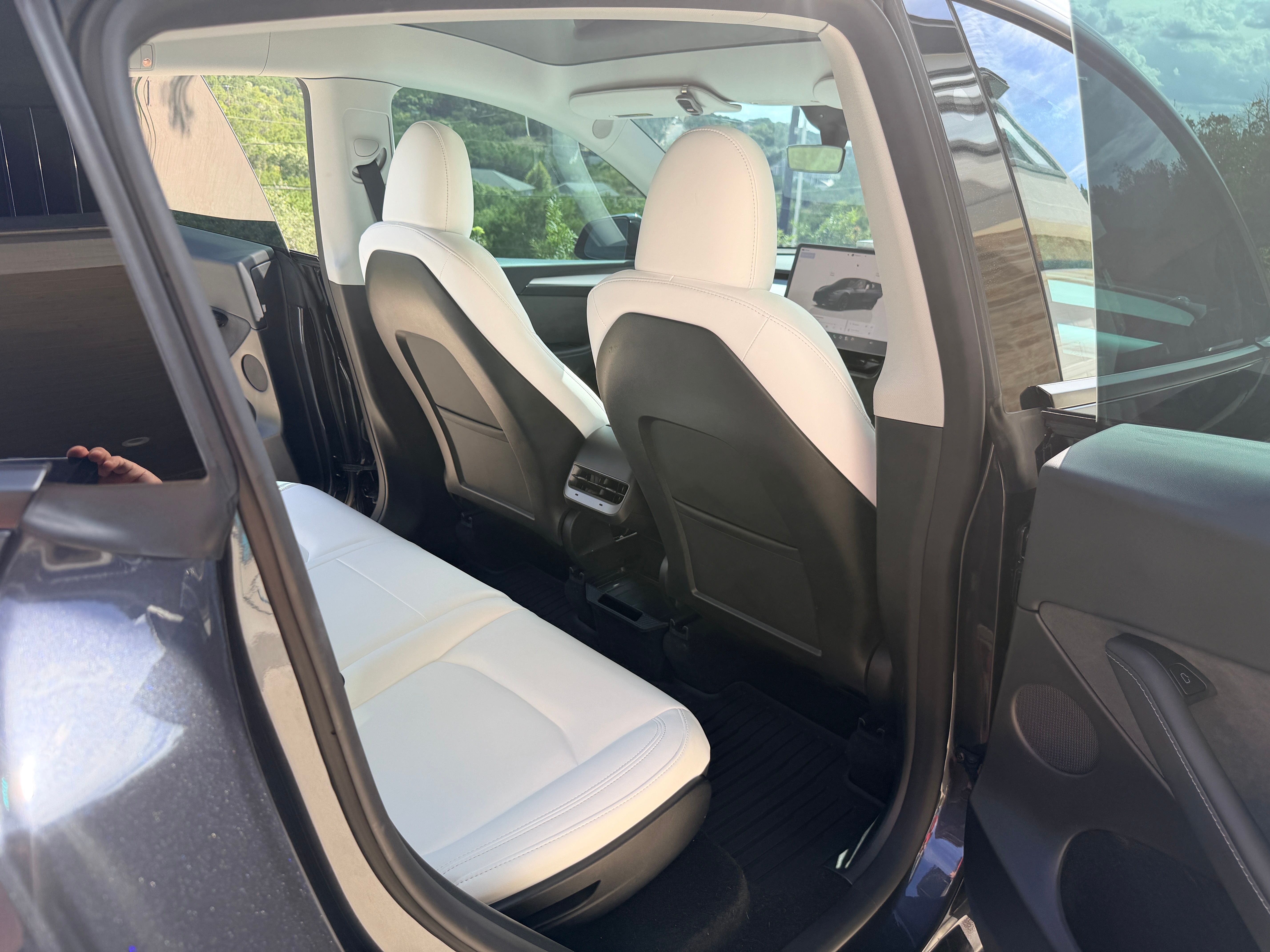 Used 2024 Tesla Model Y Long Range AWD/4WD image 18