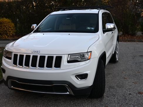 Used 2015 Jeep Grand Cherokee Limited w/ Luxury Group II image 2