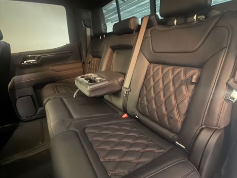 Used 2025 GMC Sierra 1500 AT4 w/ AT4 Premium Package image 11