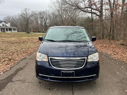 Used 2014 Chrysler Town & Country Touring image 6