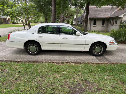 Used 2009 Lincoln Town Car Signature Limited image 1