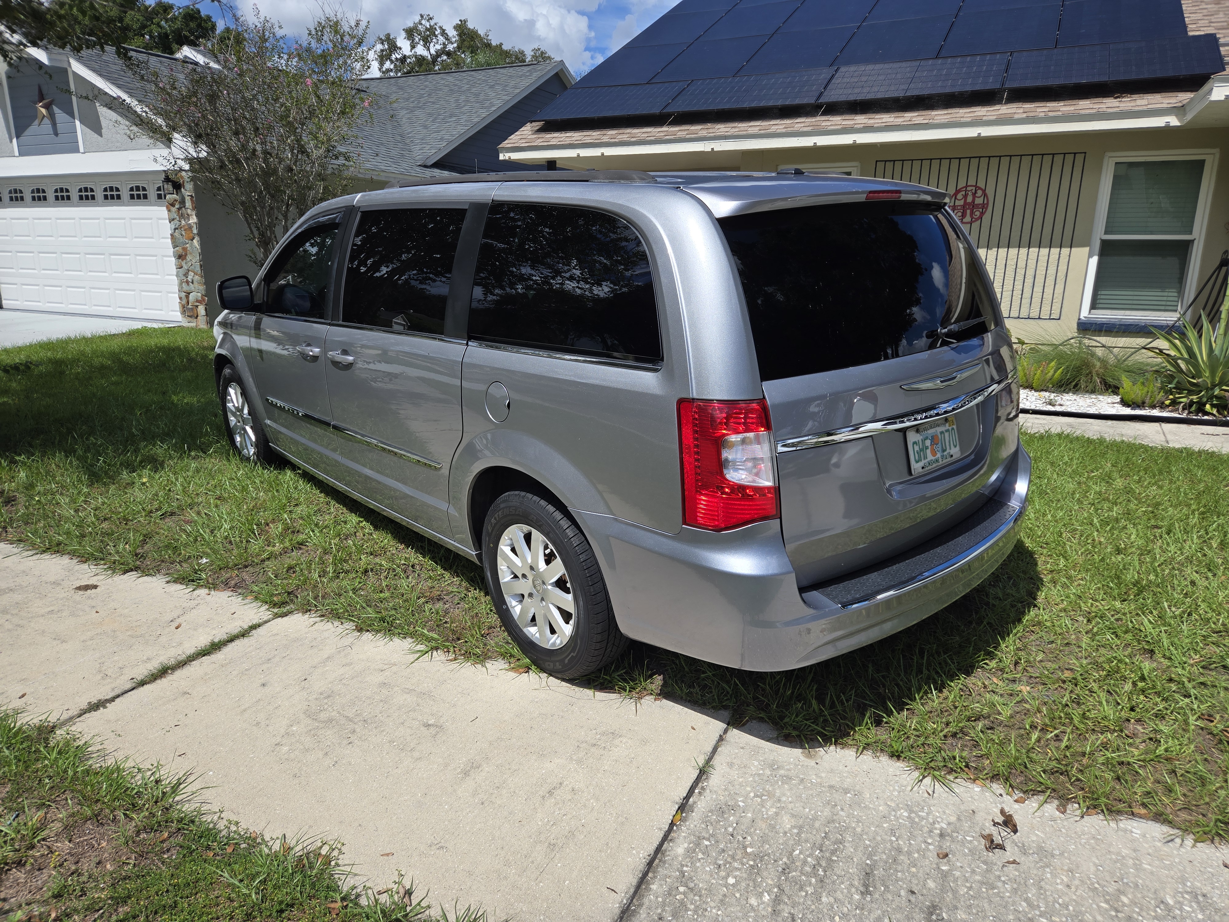 Used 2016 Chrysler Town & Country Touring FWD image 10