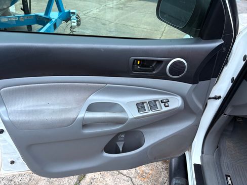 Used 2011 Toyota Tacoma PreRunner image 1