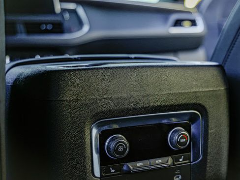 Used 2022 Chevrolet Suburban Z71 w/ Z71 Off-Road Package image 23