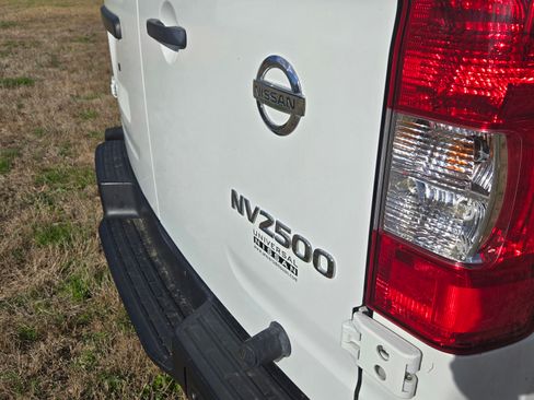 Used 2021 Nissan NV 2500 SV image 11