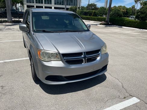 Used 2014 Dodge Grand Caravan SXT FWD image 1