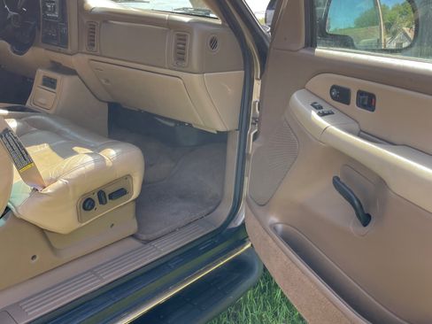Used 2000 Chevrolet Suburban LT w/ LT Preferred Equipment Group AWD/4WD image 9