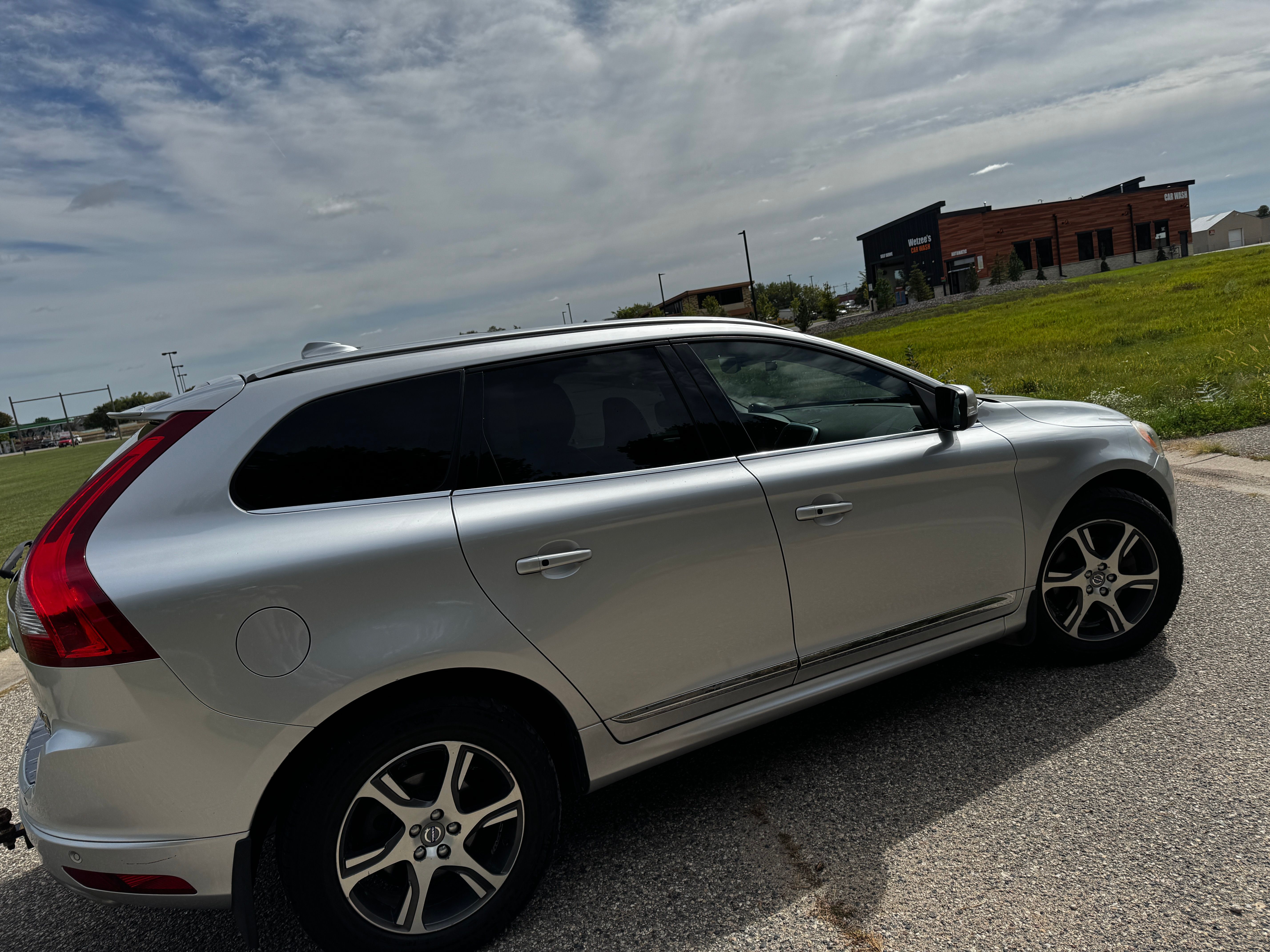 Used 2015 Volvo XC60 T6 w/ Proximity Package AWD/4WD image 13