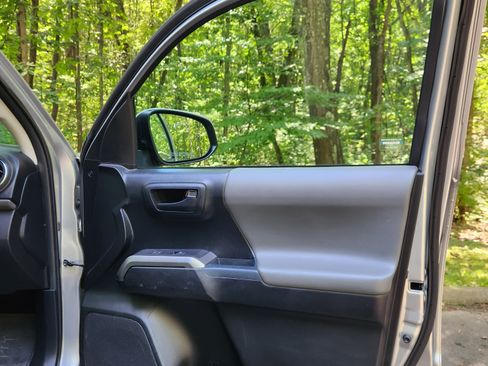 Used 2017 Toyota Tacoma SR5 image 12