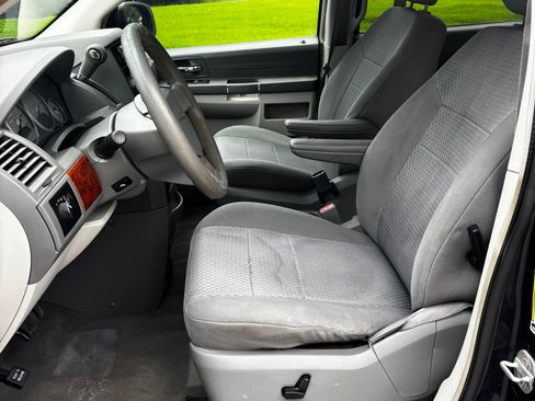 Used 2008 Chrysler Town & Country LX FWD image 9