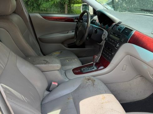 Used 2002 Lexus ES 330 w/ Premium Pkg FWD image 6