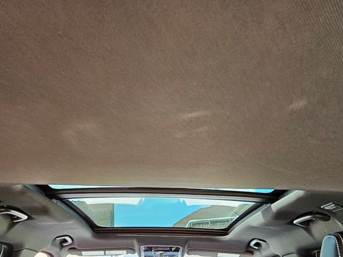 Used 2018 Land Rover Range Rover Velar R-Dynamic SE image 12