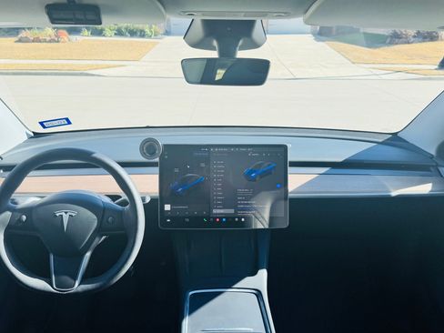 Used 2025 Tesla Model Y Long Range image 11