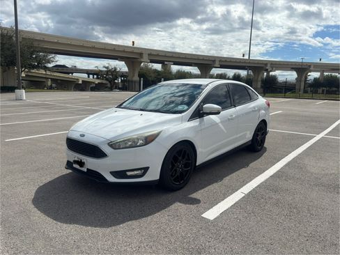Used 2016 Ford Focus SE image 1