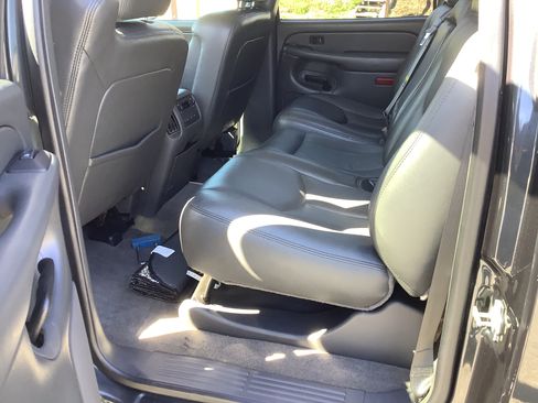 Used 2004 Chevrolet Silverado 3500 4x4 Crew Cab w/ Heavy-Duty Power Package image 10