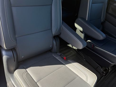 Used 2024 GMC Yukon XL SLT w/ SLT Luxury Package image 6