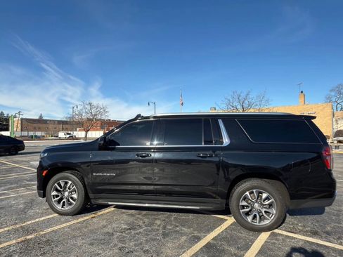 Used 2022 Chevrolet Suburban LT w/ Luxury Package image 2