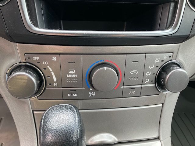 Used 2013 Toyota Highlander 4WD w/ Cold Weather Pkg image 16