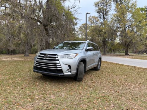 Used 2017 Toyota Highlander XLE image 5
